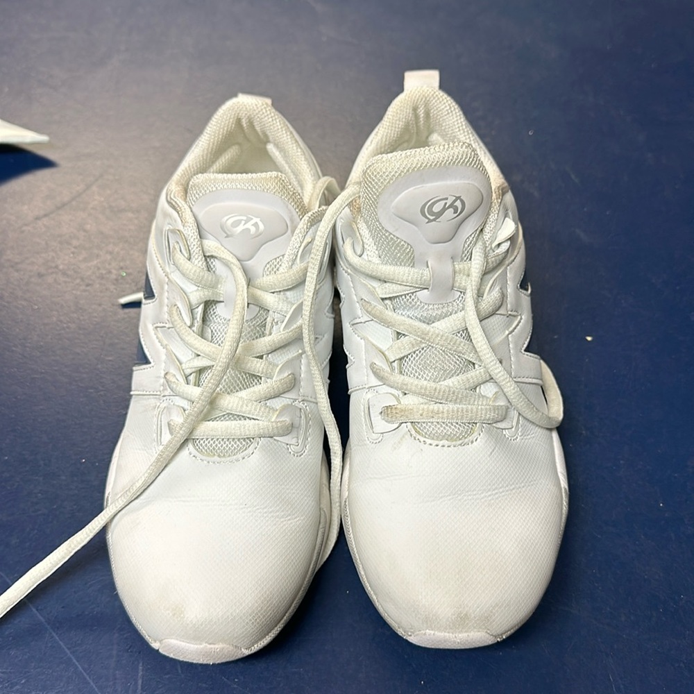 Cheer shoes